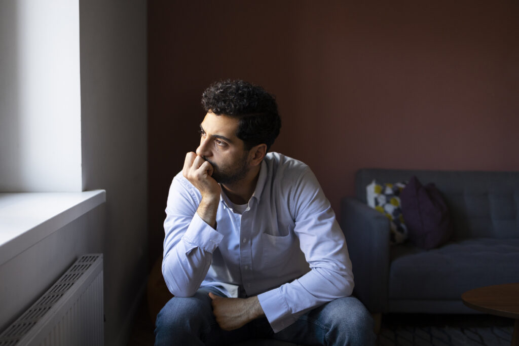 Homme anxieux à cause d'une vente qui bloque