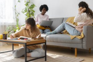 étudiants entrain de travailler